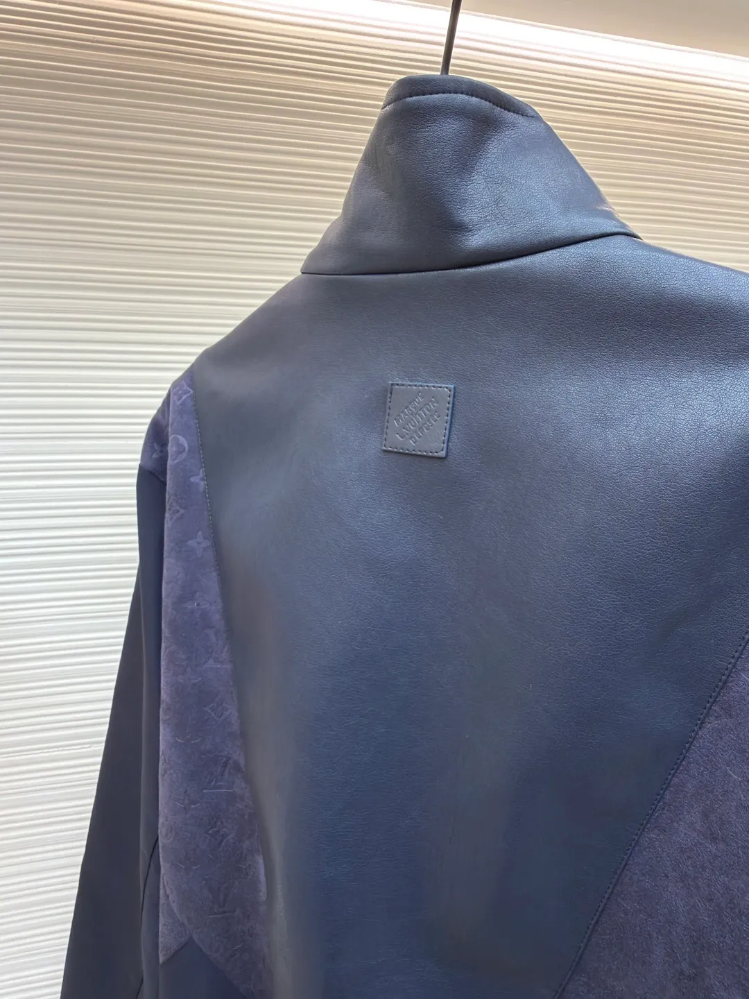 LOUIS VUITTON Presbyopic embossed stitching leather jacket ●Original version: Purchased and developed by 34774 ●Item number: 1681869-C20 ●Fabric: nylon fabric ●Technology: embossed production ●Version: fitted version ●Weight: about 835 grams ●Size: 46-48-50-52 ●Description: The main body of the garment is made of 100% nylon material, which is very breathable. You will not feel stuffy at all when wearing it. The cuffs, collar and front are all made of soft sheep leather, which is smooth to the touch and has a full texture! Classic Monogram embossed suede leather inserts. The high collar design with elastic cuffs and hem is not only windproof and warm, but also allows you to move freely without feeling restricted at all! The zipper opening and closing design on the side is also very considerate, making it very convenient to put on and take off. There are also practical pockets on both sides, which can hold many small items. It is fully functional and can be matched with many types of clothing to create a fashionable look. The overall wiring is straight and delicate, the fabric is comfortable and soft, and the color is consistent without color difference. It can be matched with the same style to create a fashionable look and control various occasions. Customized accessories, complete with three standards, same style for men and women!